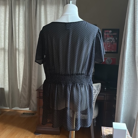 Torrid Ruffled Short Sleeve Black Pink Polka Dots Top Size 0 - Picture 7 of 9